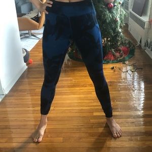 Size 4 Lululemon legging blue and black pattern